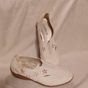 Classique Women's White Floral Cutout Loafers Size 7 1/5